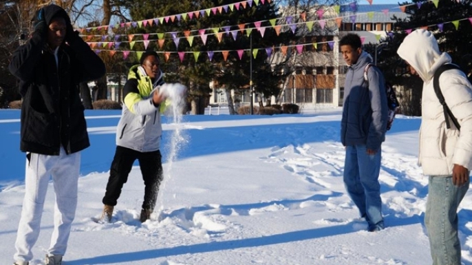 Afrikalı öğrenciler karla ilk kez tanıştı