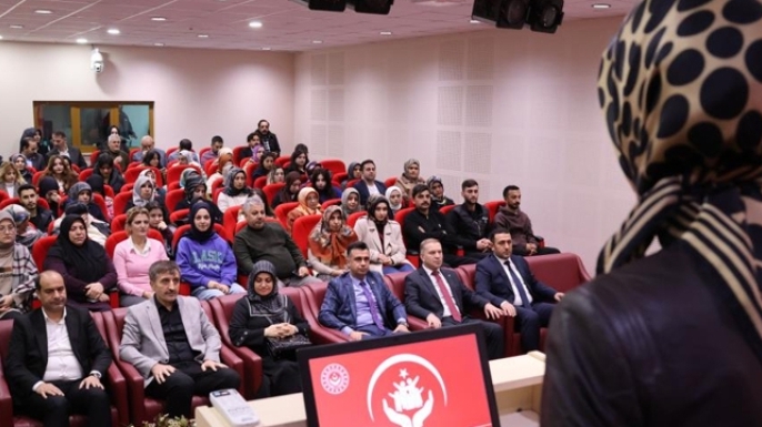 Aile eğitiminde onurlandırma yaklaşımı ele alındı