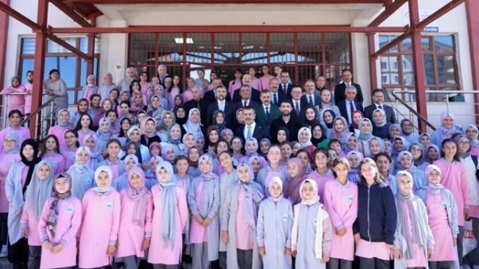 Bakan Tekin’den okula sürpriz ziyaret