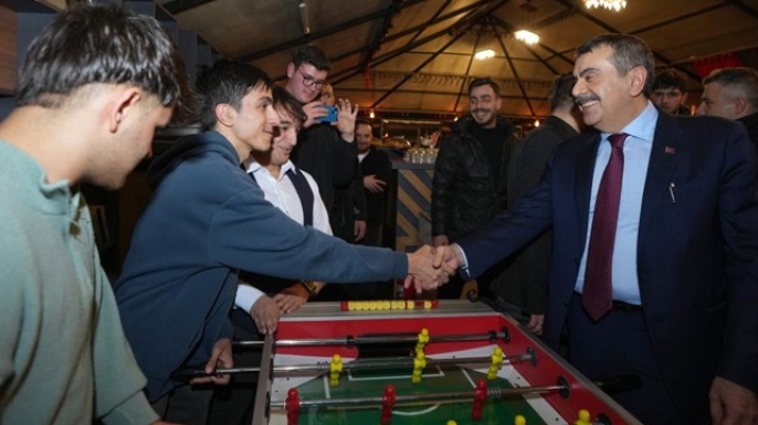 Bakan Tekin Ramazan çadırında gençlerle buluştu