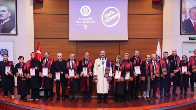 Başarılı akademisyenler ödüllendirildi