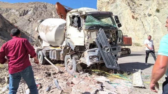 Beton mikseri devrildi