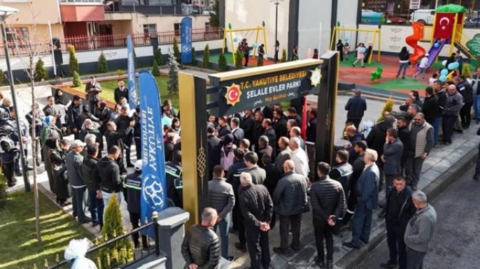 Bir parkta Şelale Evler’e