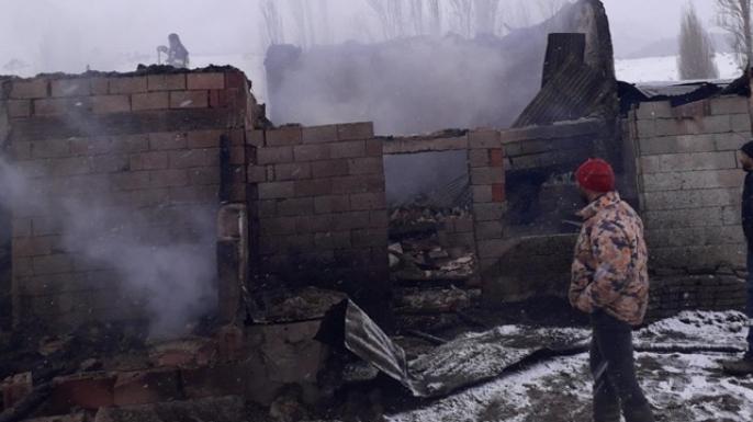 Boş evde çıkan yangın korkuttu