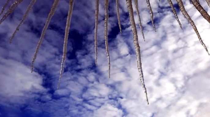Buz sarkıtları can yakıyor
