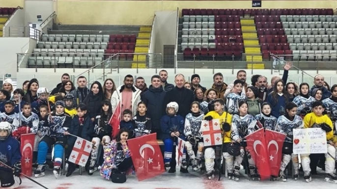 Buzda dostluk rüzgarı esti