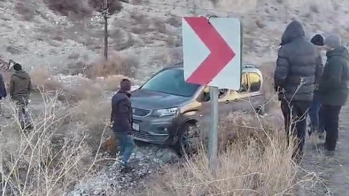 Buzlanma kazaya yol açtı: Otomobil yoldan çıktı