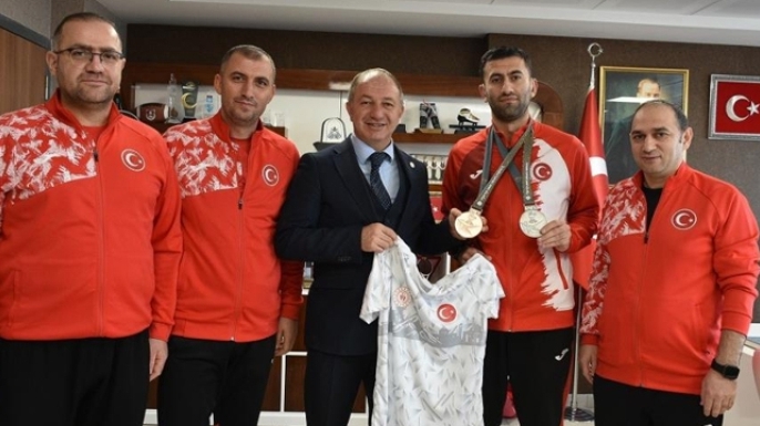 Çakmur’dan olimpiyat fatihine kutlama