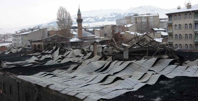 Çatısı yanan Taş Ambarlara inceleme