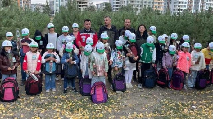 Çocuklar geleceğe fidan dikti