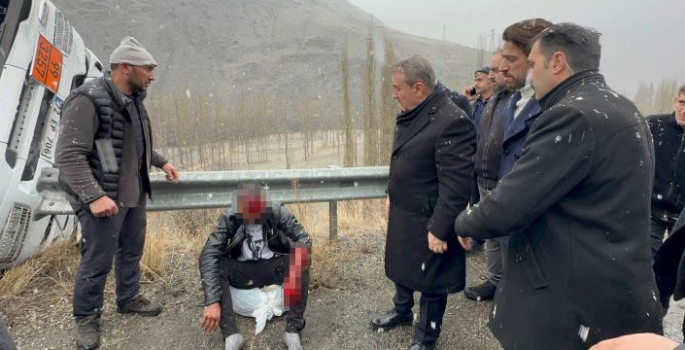 Destici kaza yapan tır sürücüsünün yardımına koştu