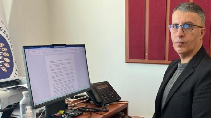 Eğilmez; Türkler için bayrak namustur, bayrak en kutsal değerlerdendir