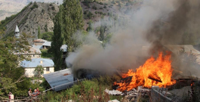 Erzurum’da 6 ev yanarak kül oldu
