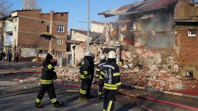 Erzurum'da doğalgaz patlaması: 2 ev çöktü, 1 yaralı