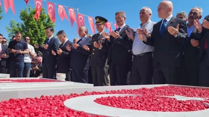 Erzurum protokolü şehitlikleri ziyaret etti