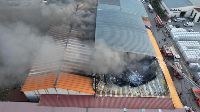 Fabrika cayır cayır yandı