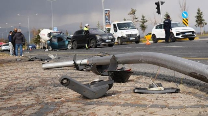 Freni boşalan kamyon can pazarı yaşattı!