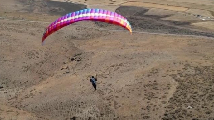 Gökyüzü rengarenk paraşütlerle süslendi