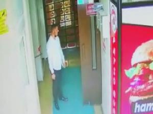 Güpegündüz gerçekleşen hırsızlık anı kamerada
