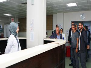 Rektör Çomaklı, Araştırma Hastanesinde incelemede bulundu, hastaları ziyaret etti