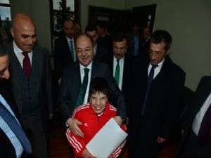 ERZURUM'UN ŞAMPİYON KAYAKÇILARI AKDAĞ AMCALARIYLA POZ VERDİLER