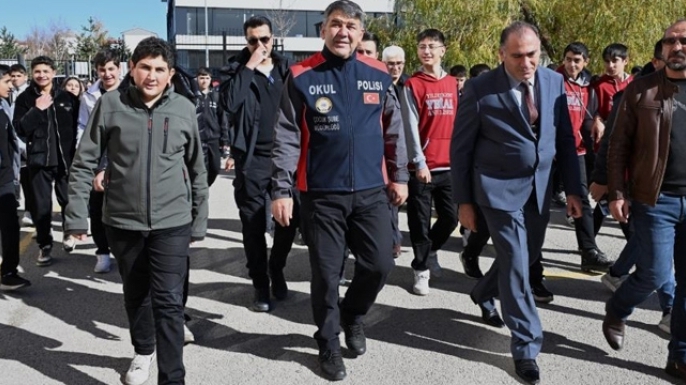 Her okul bir polise emanet