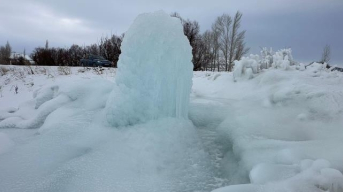 Hınıs’ta 4 metrelik buz kütlesi dikkat çekti