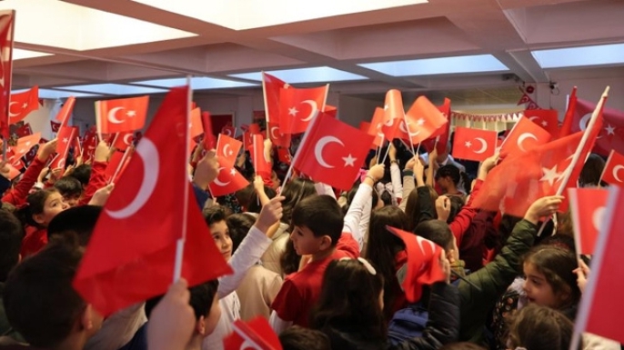 İkinci dönem bayrak sevgisiyle başladı