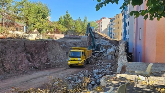 İspir’de heyelan krizi