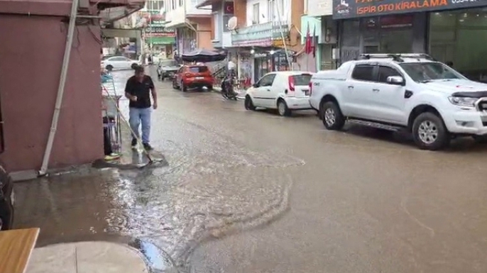 İspir’de sağanak ve fırtına hayatı felç etti