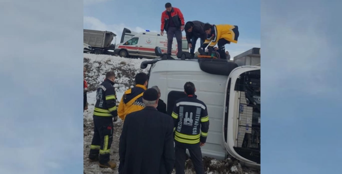 Kamyon devrildi, sürücü yaralandı
