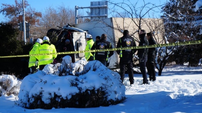 Kamyon refüje çıktı, ağaca çarparak devrildi