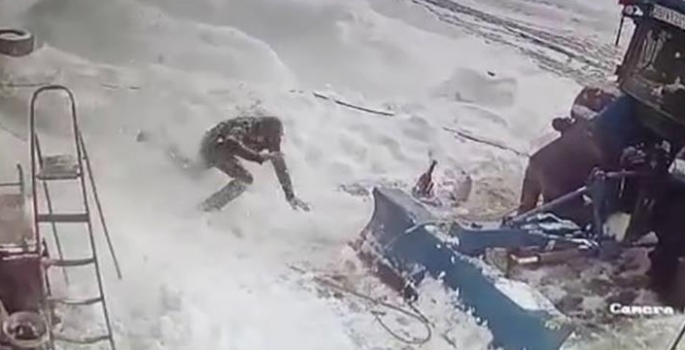 Kar kütlesi üzerine düştü