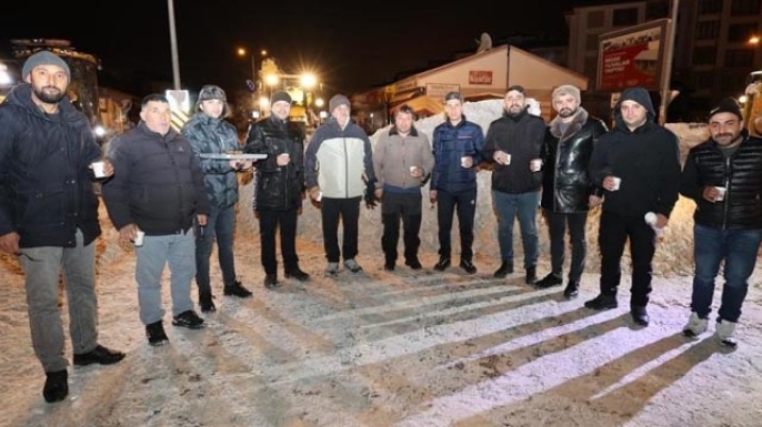 Kar mesaisine gece yarısı tatlı sürpriz