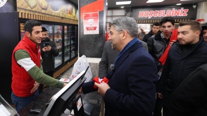 Küçükoğlu Aziziye’de bayrak dağıttı