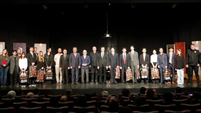 Liseli gençler sahnede parladı