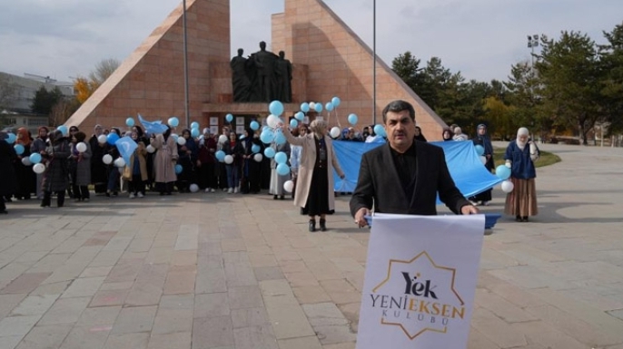 Öğrenciler zulme balonlarla dikkat çekti