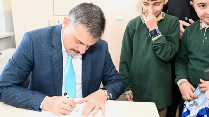 Öğrencilerden Vali Çiftçi'ye forma imzalatma sürprizi