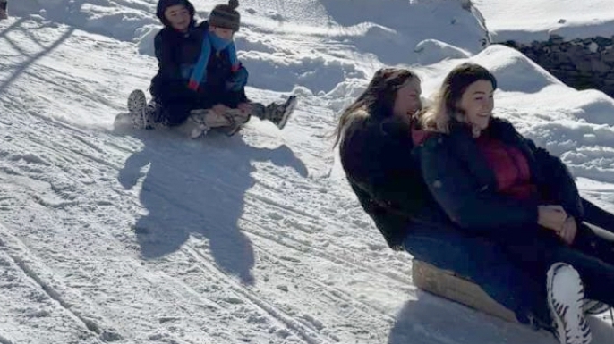 Öğretmen ve öğrencilerden kızak keyfi