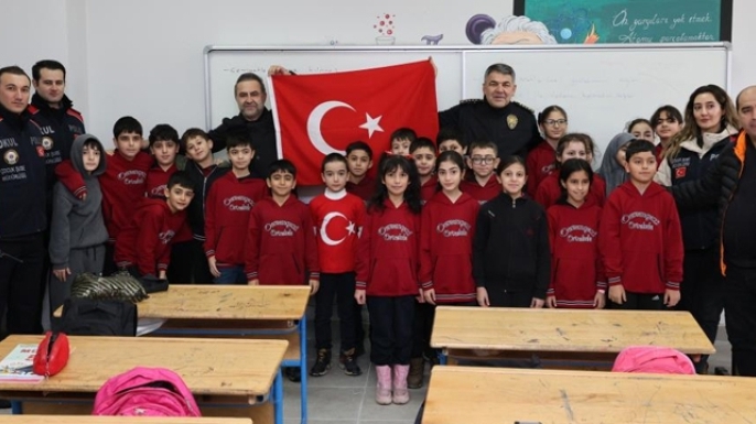 Okullarda bayrak coşkusu