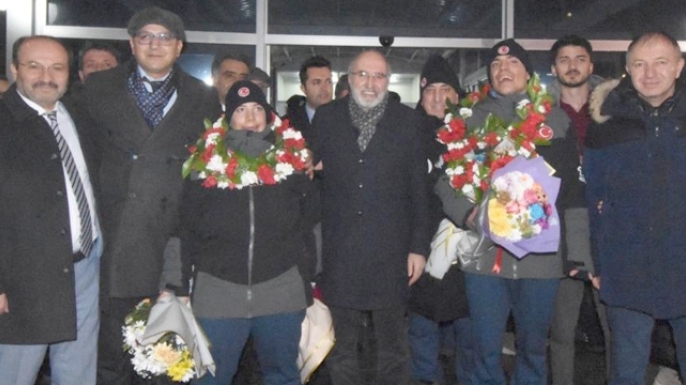 Otizmli ikiz kardeşlere coşkulu karşılama