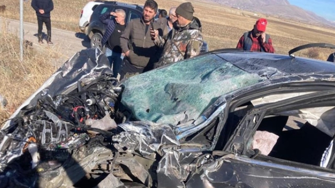 Otomobil ile kamyonet çarpıştı: 2 yaralı