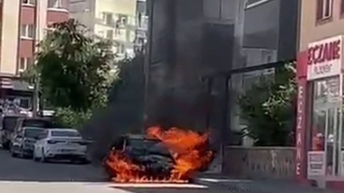 Park halindeki otomobil alev alev yandı