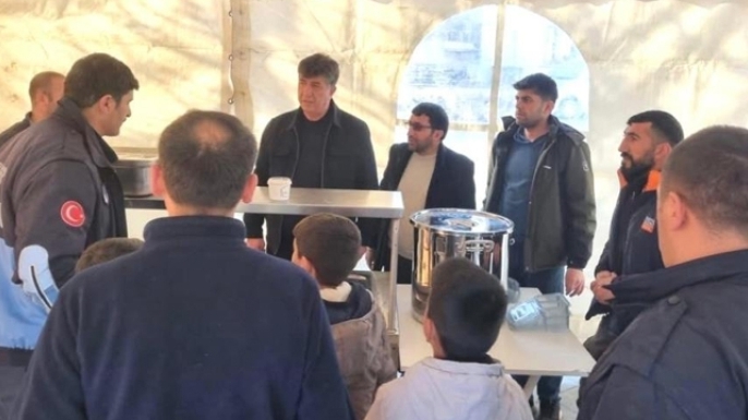 Pasinler Belediyesi’nden vatandaşa sıcak yemek ikramı