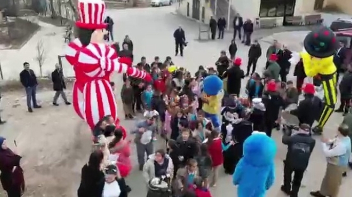 Perdede oyun köyde şenlik var