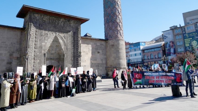 Sağlıkçılar Gazze için yine yollarda