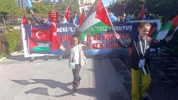 Sağlıkçılardan zulme karşı sessiz direniş