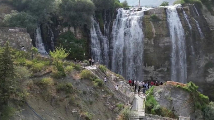 Sonbaharda Tortum Şelalesi'ne ziyaretçi akını