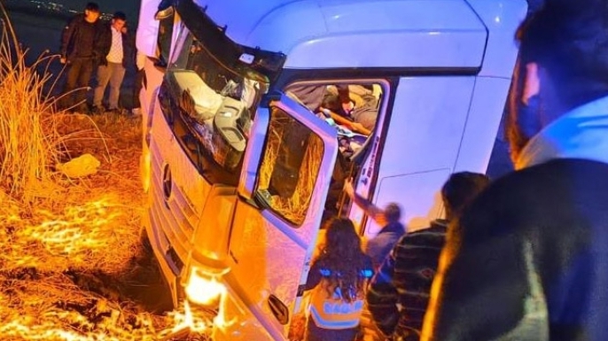 Tır tarlaya uçtu: 2 yaralı