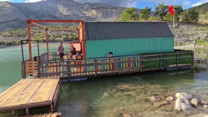 Tortum Gölü üzerinde yüzen ev ilgi odağı oldu